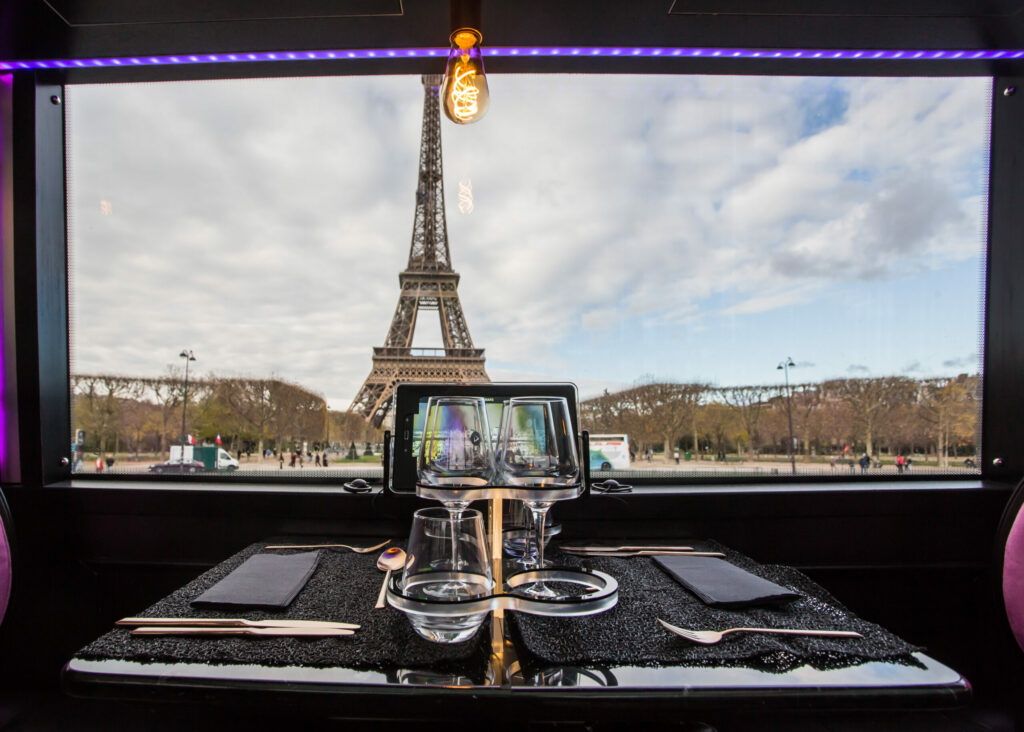 BUS Toqué-cuisine dans restaurant atypique_effeiltower_monument_damedefer_paris_historique_gustaveeiffel_enamoureux